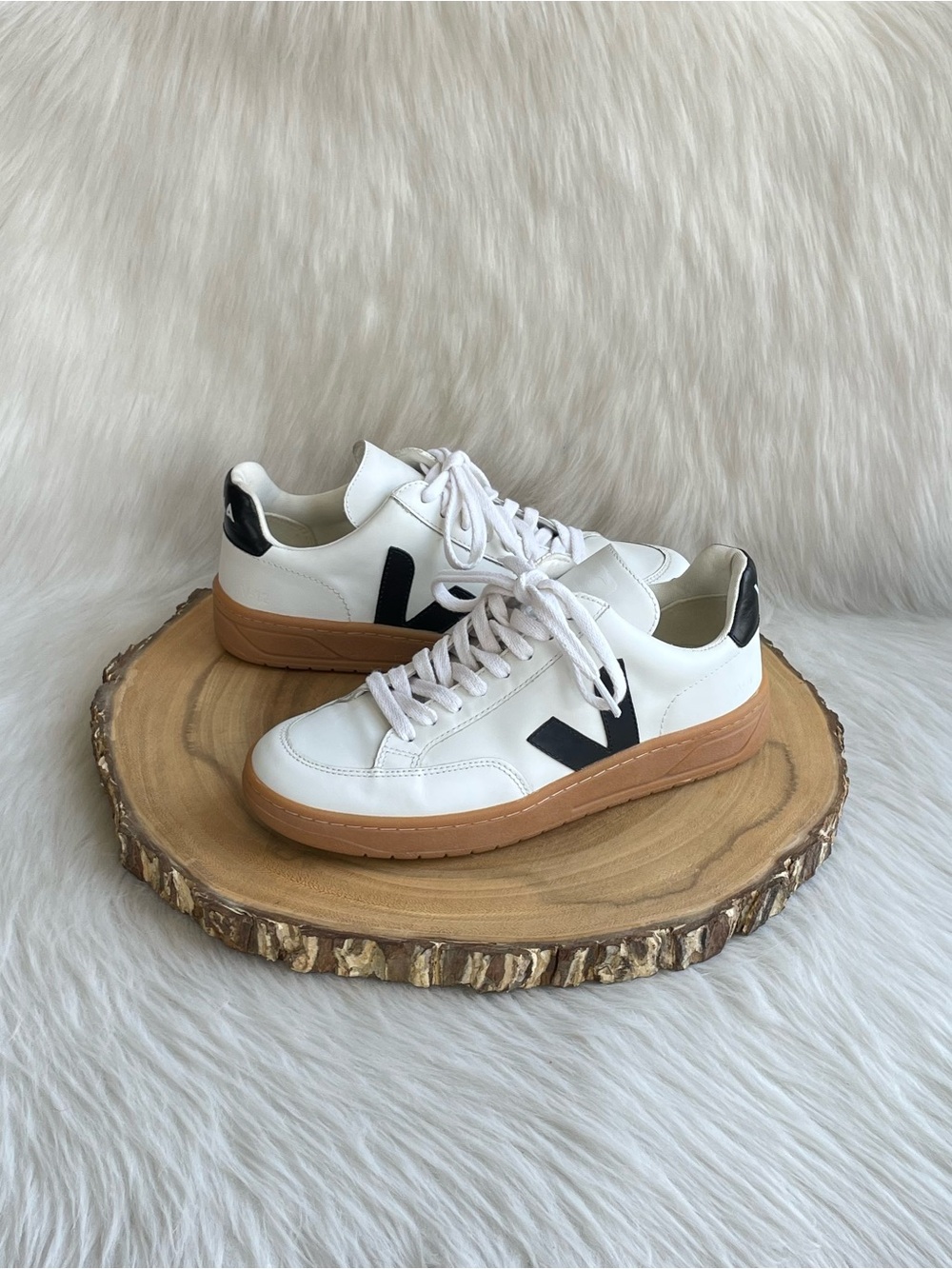 LIKE NEW Veja V-12 white leather sneakers - Picture 3 of 15